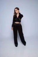 Conjunto Blusa & Calça Acetinada Transpasse Áurea Preta