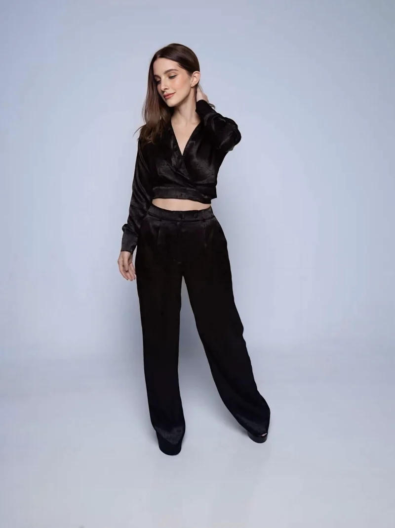 Conjunto Blusa & Calça Acetinada Transpasse Áurea Preta