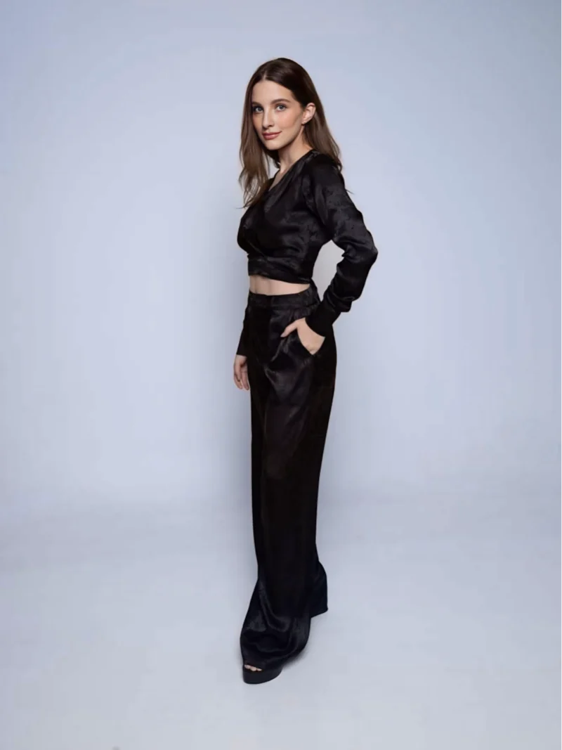 Foto para post blusa e calça acetinada preta