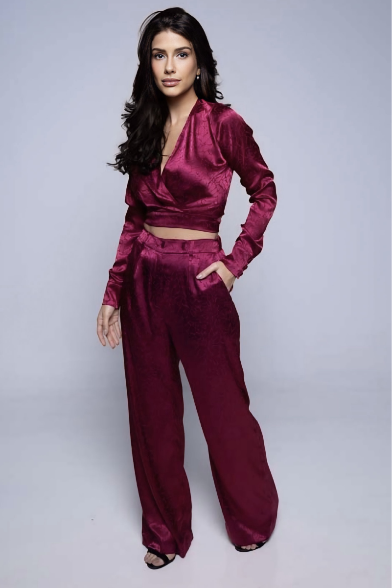Conjunto Blusa & Calça Acetinada Transpasse Áurea Cereja