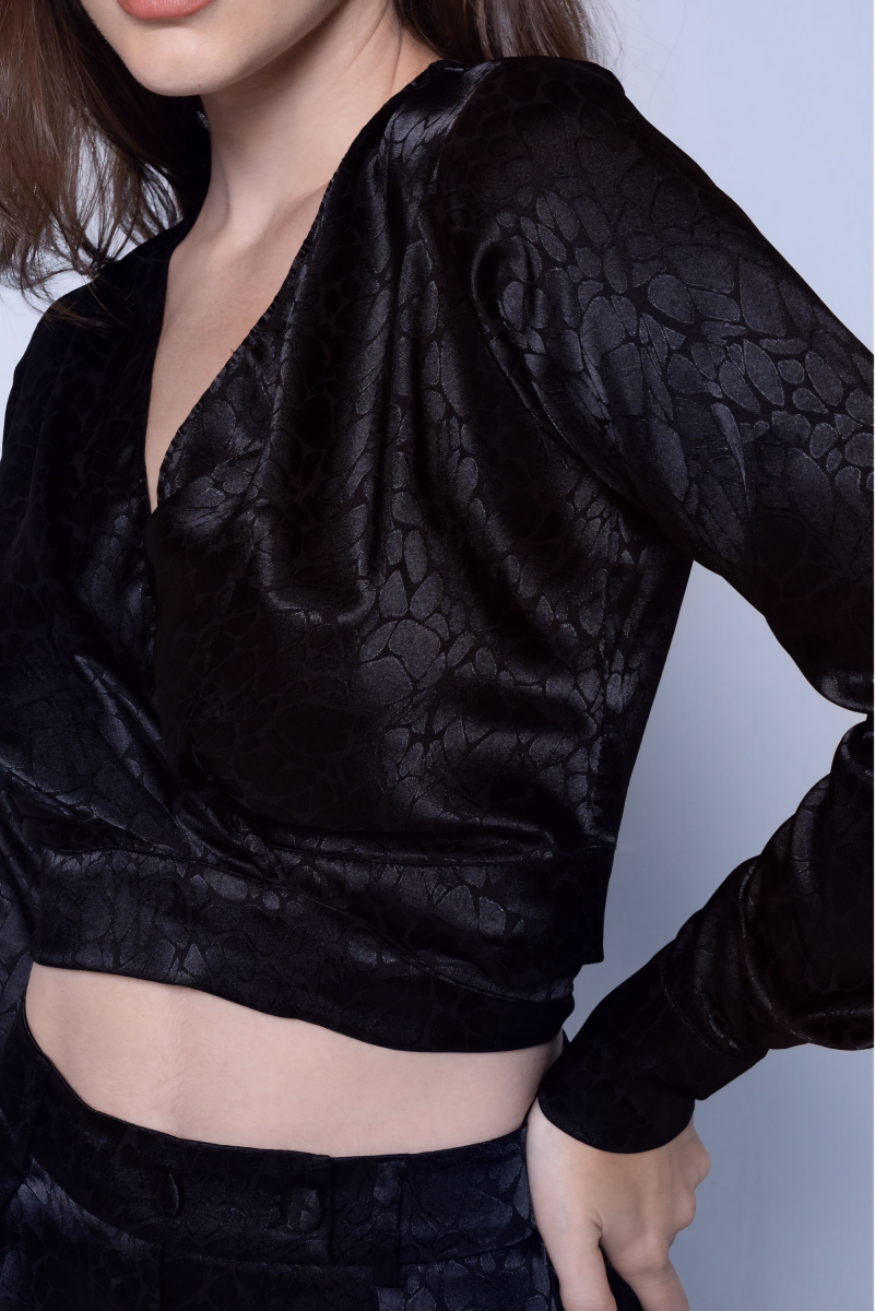 Conjunto Blusa & Calça Acetinada Transpasse Áurea Preta