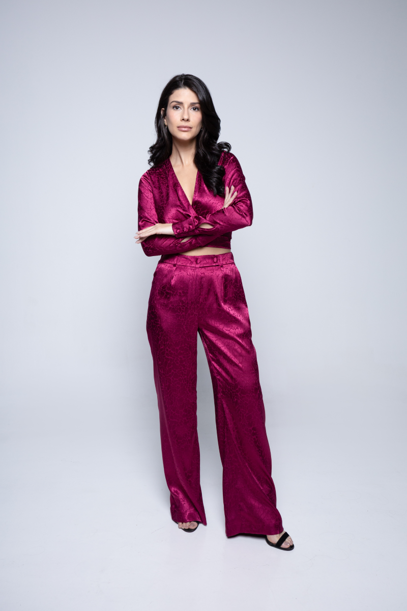 Conjunto Blusa & Calça Acetinada Transpasse Áurea Cereja
