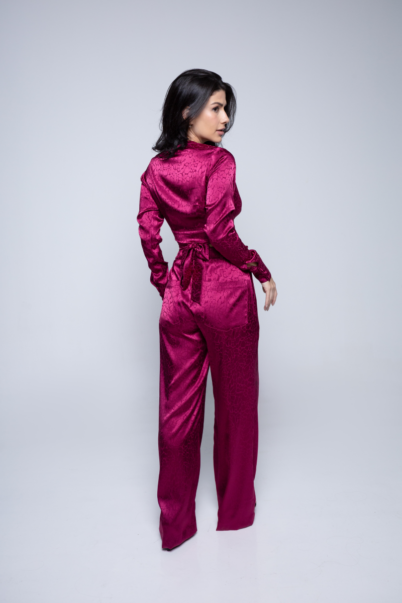 Conjunto Blusa & Calça Acetinada Transpasse Áurea Cereja