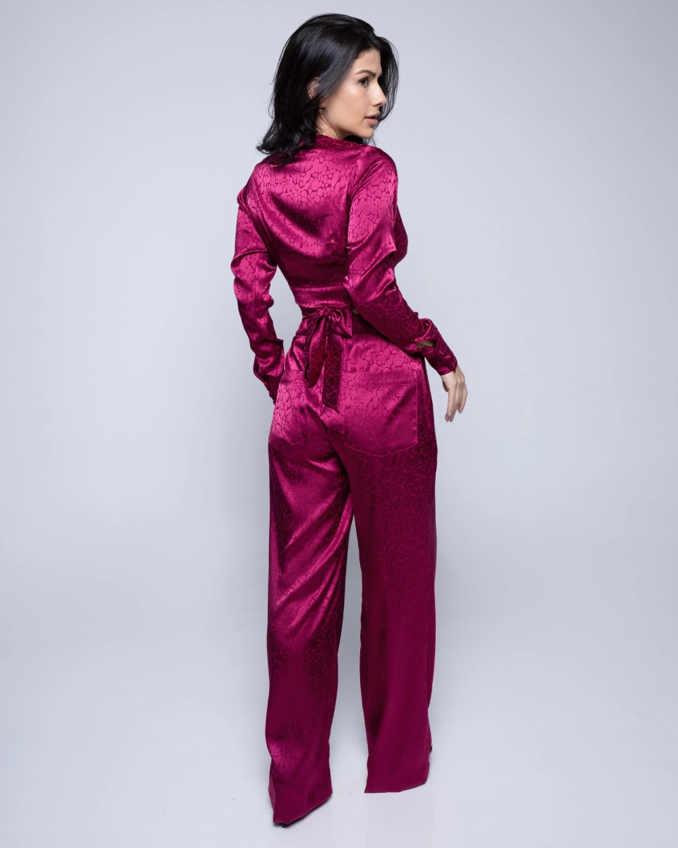 Conjunto Blusa & Calça Acetinada Transpasse Áurea Cereja